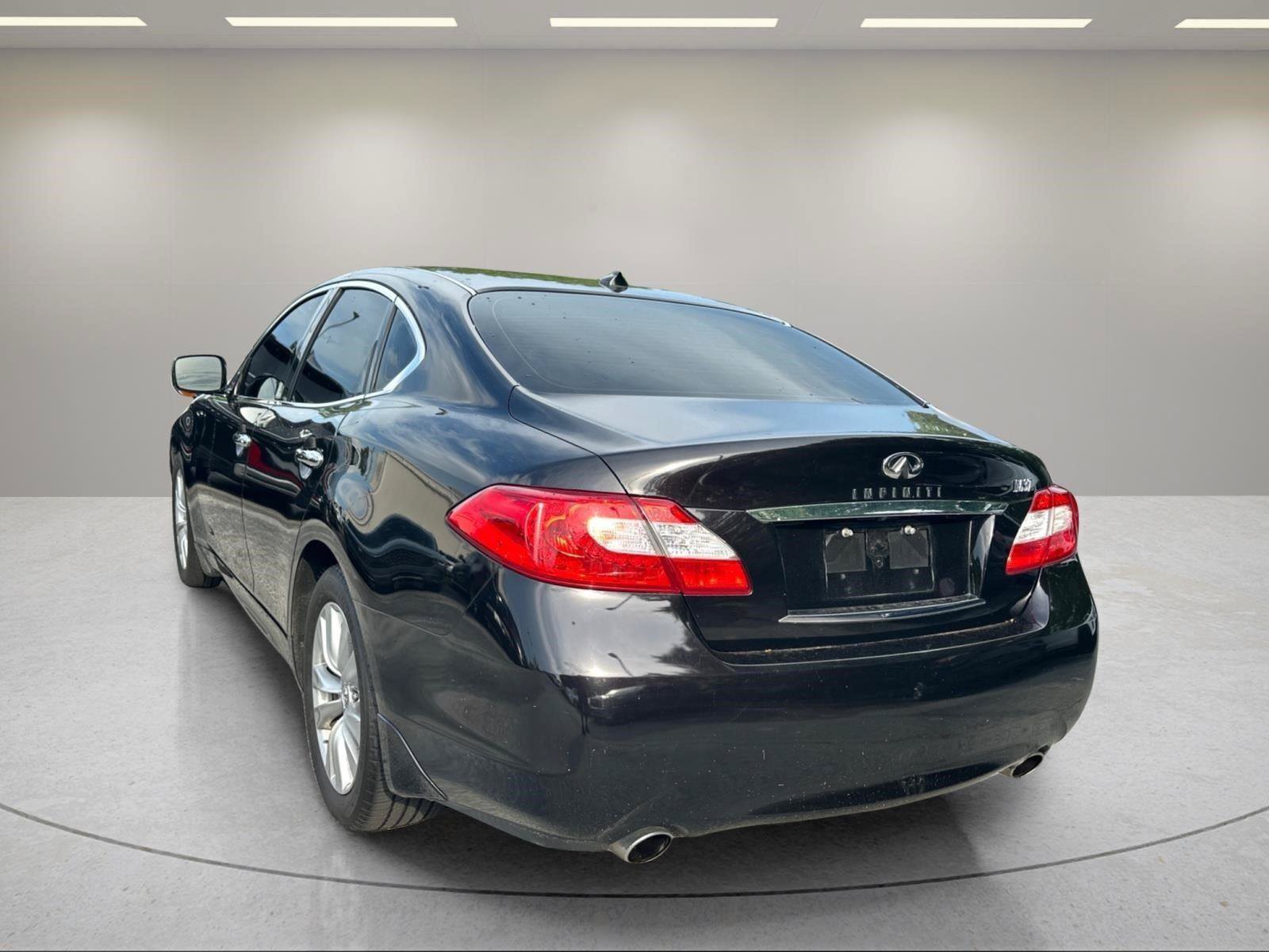 Used 2011 INFINITI M37 w/ Premium Pkg RWD image 3
