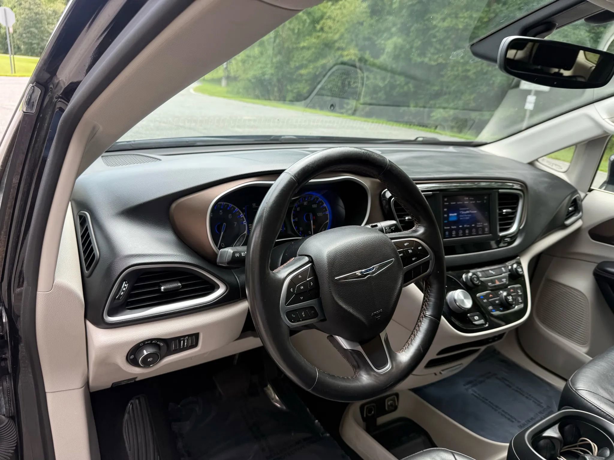 Used 2019 Chrysler Pacifica Touring-L FWD image 26