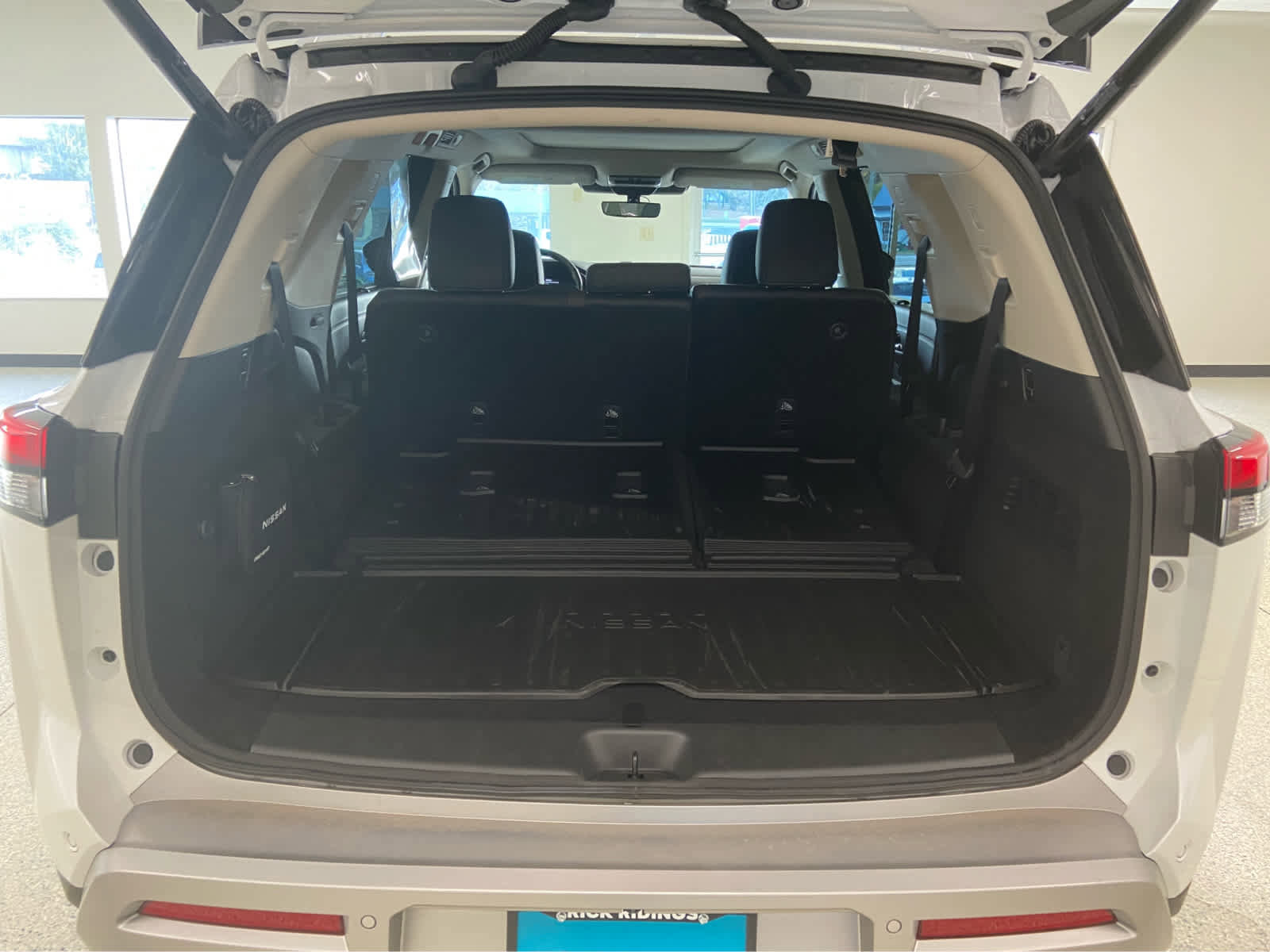 Used 2025 Nissan Pathfinder Platinum w/ Cargo Package image 7