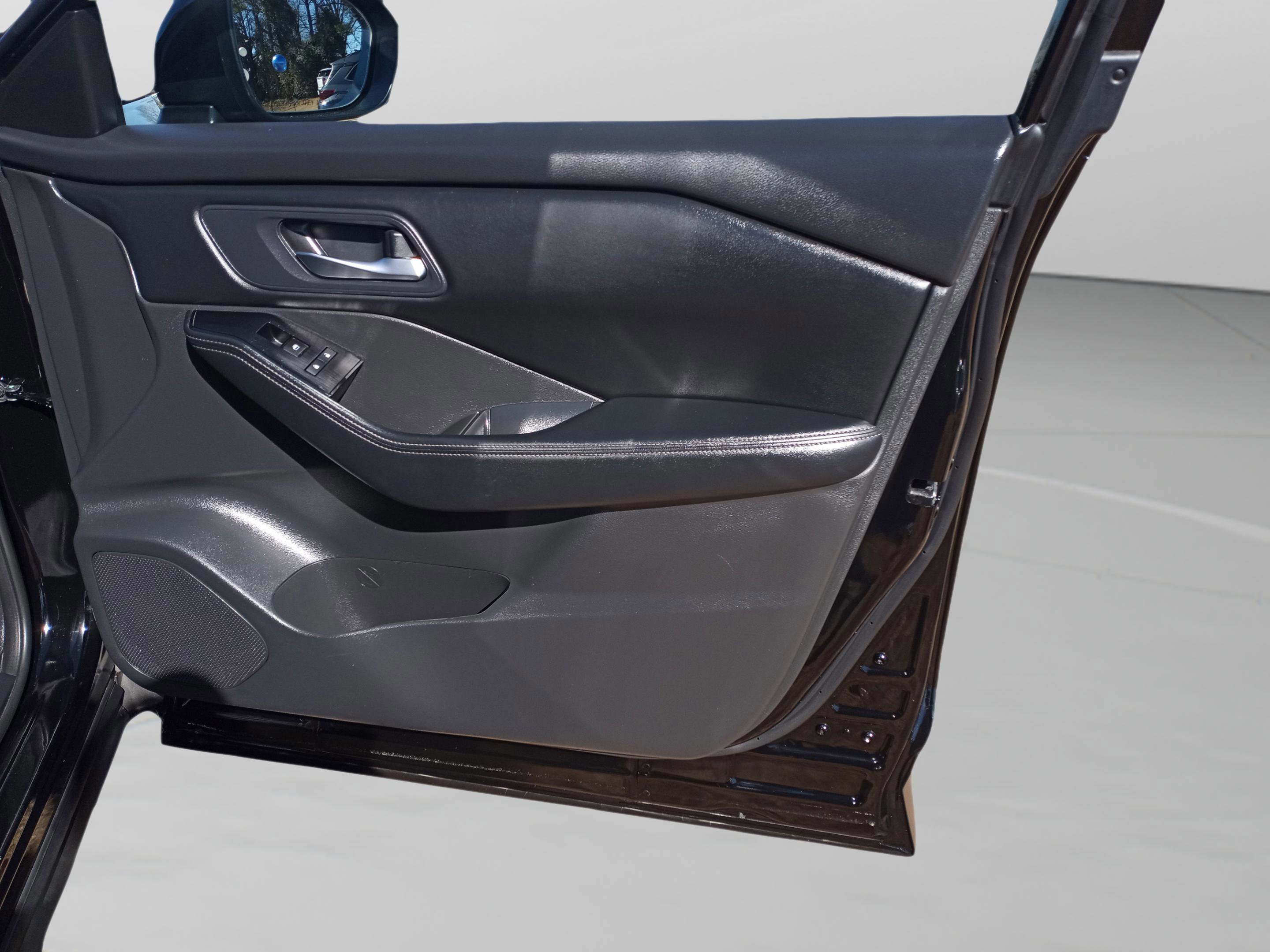 Used 2024 Nissan Rogue SV image 37