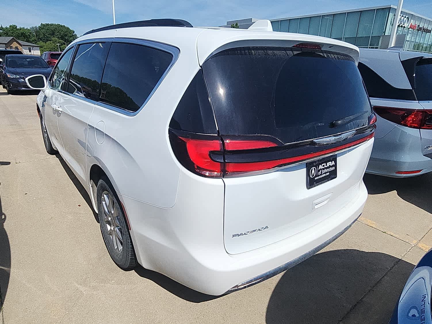 Used 2022 Chrysler Pacifica Touring-L FWD image 7