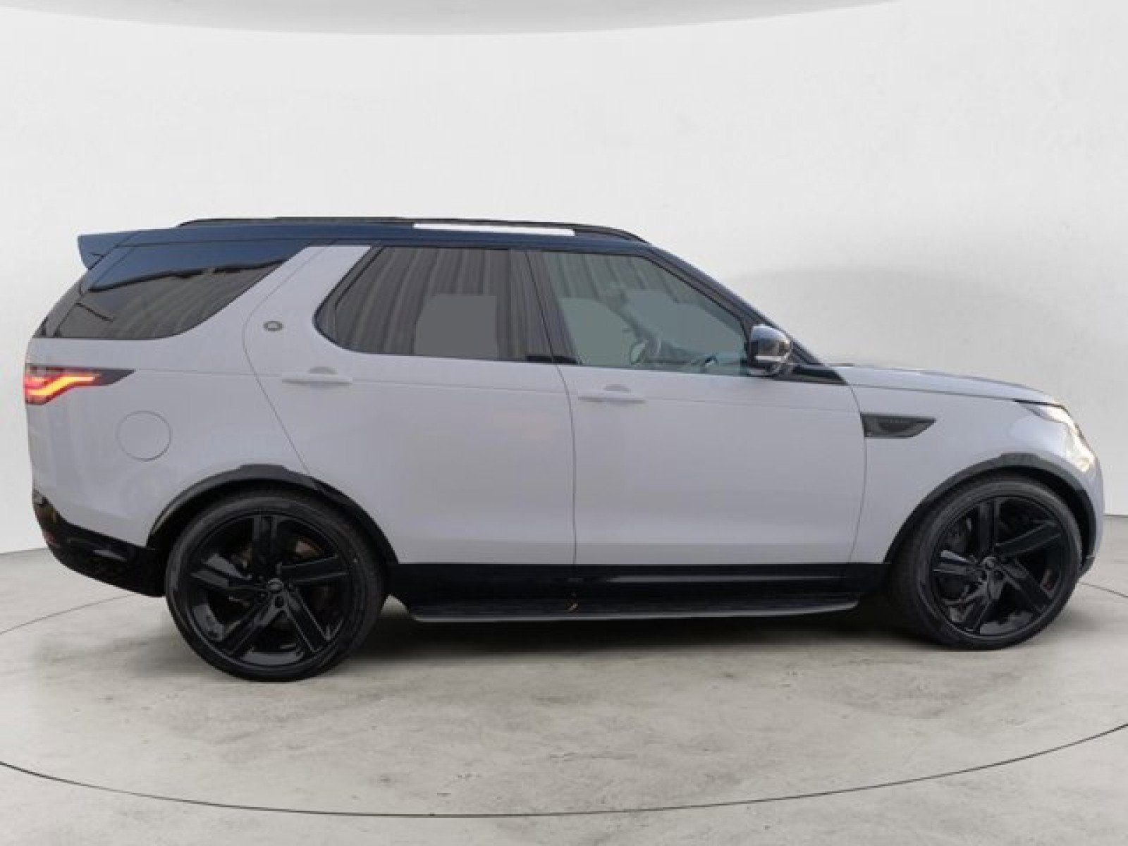New 2025 Land Rover Discovery Dynamic SE image 6