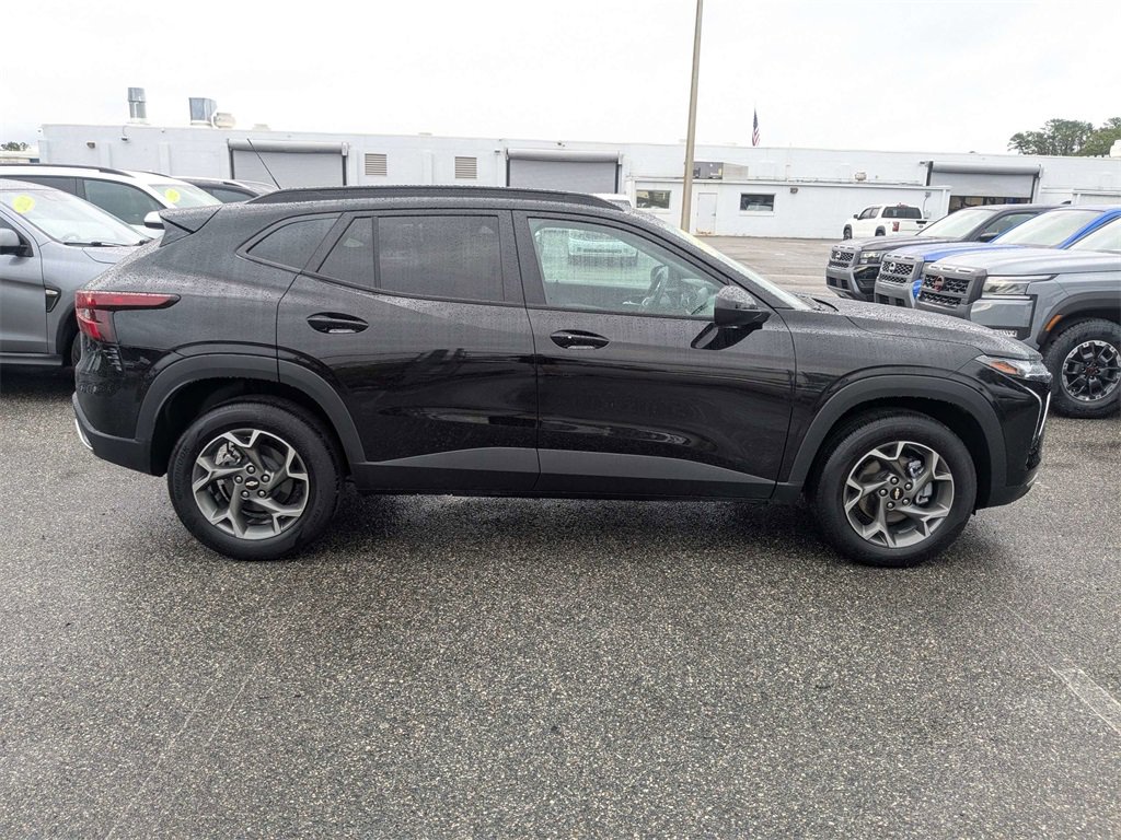 Used 2025 Chevrolet Trax LT w/ LT Convenience Package image 3