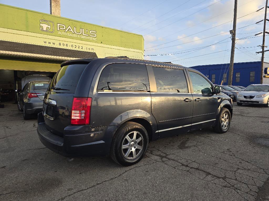 Used 2008 Chrysler Town & Country Touring image 4