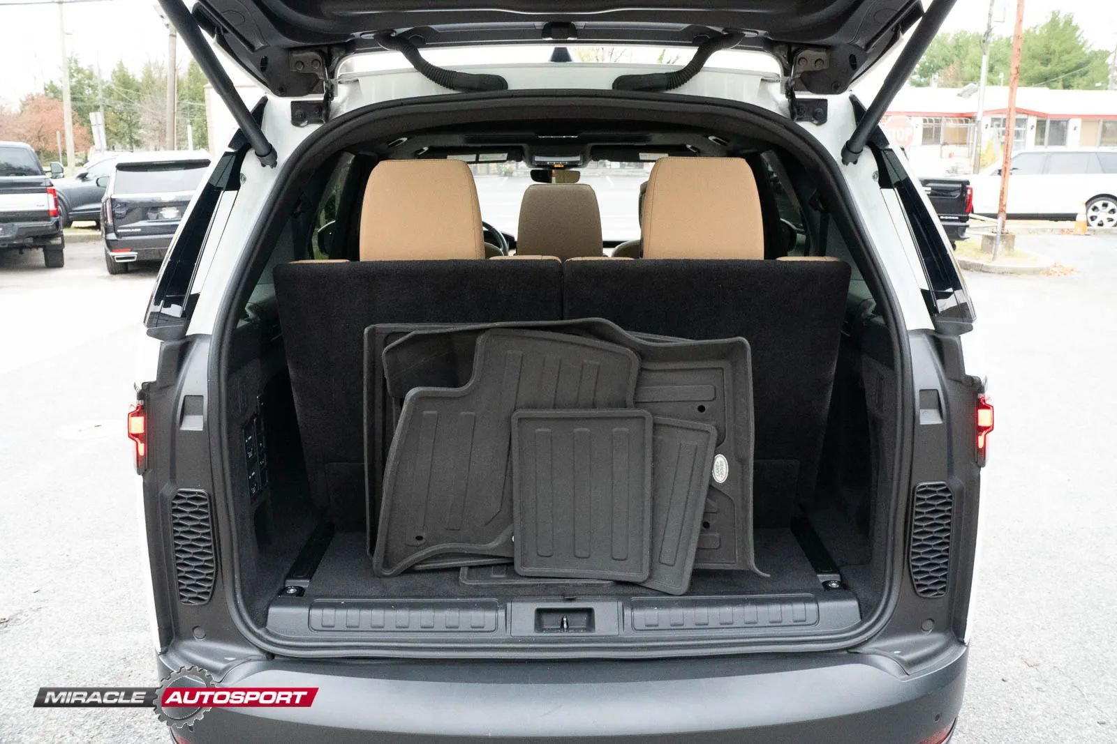 Used 2022 Land Rover Discovery S image 29