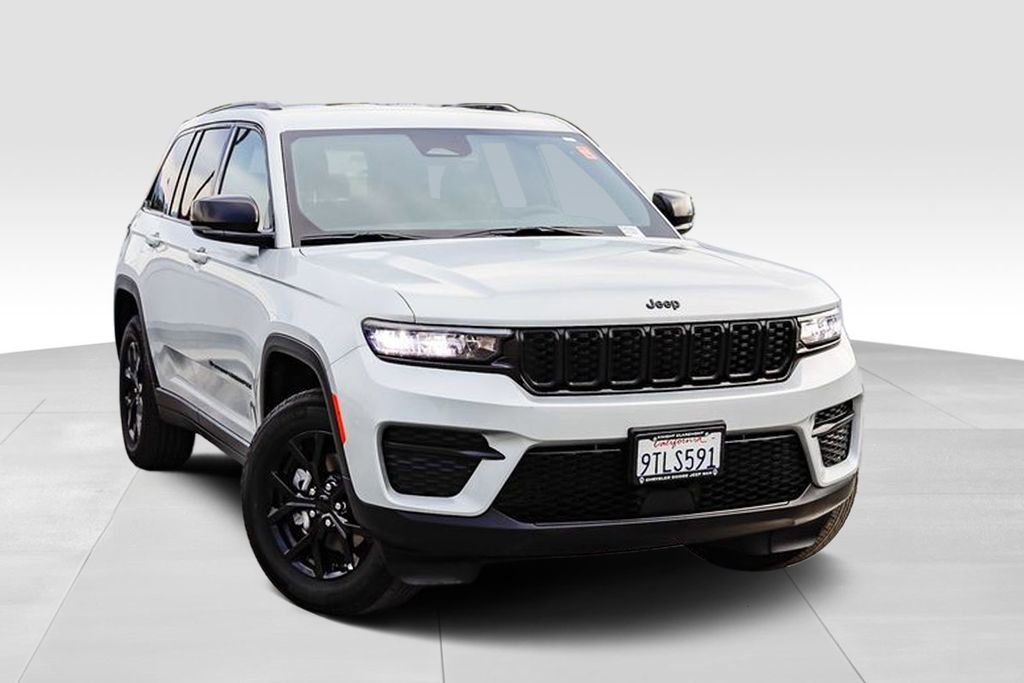 Used 2025 Jeep Grand Cherokee Altitude image 2