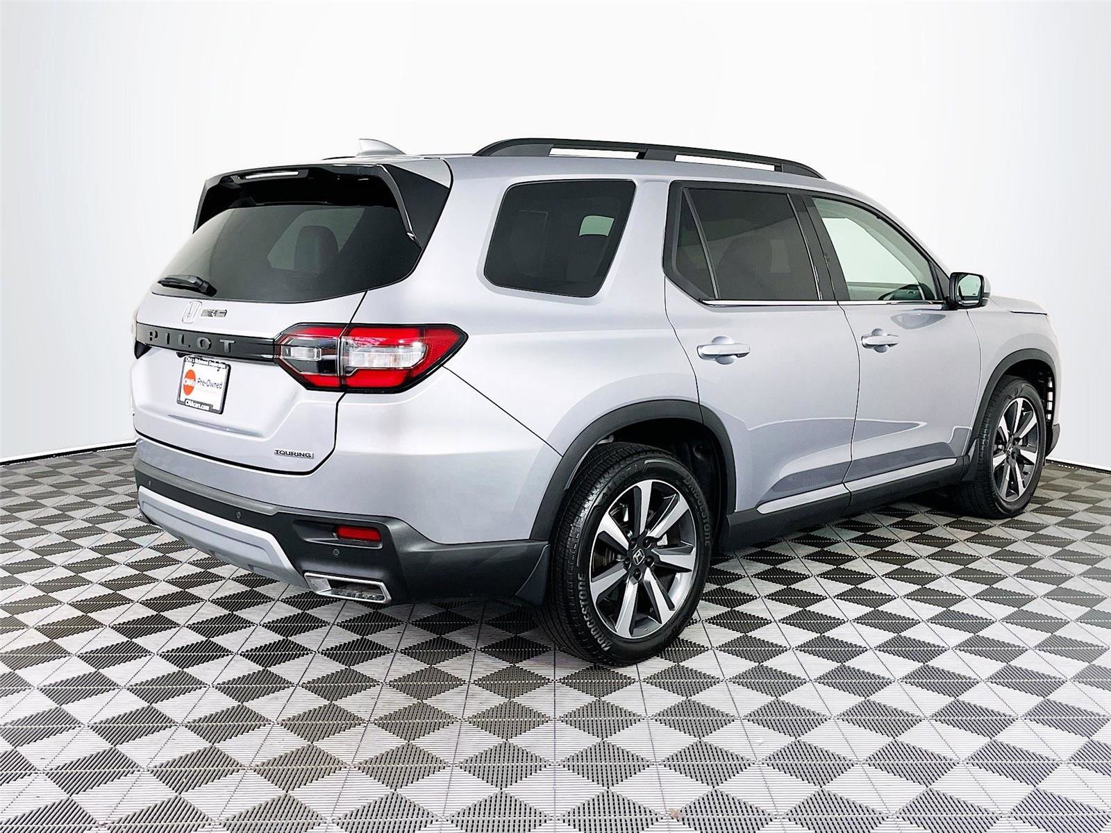 Used 2025 Honda Pilot Touring image 11