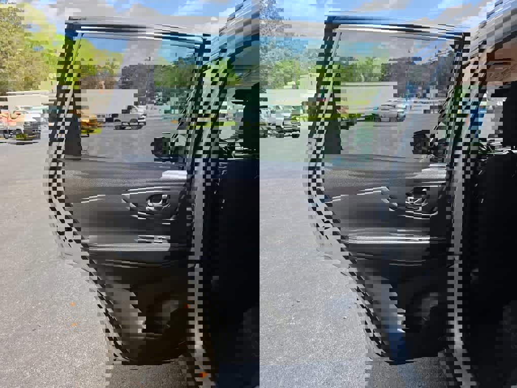 Used 2019 Nissan Rogue SV image 28