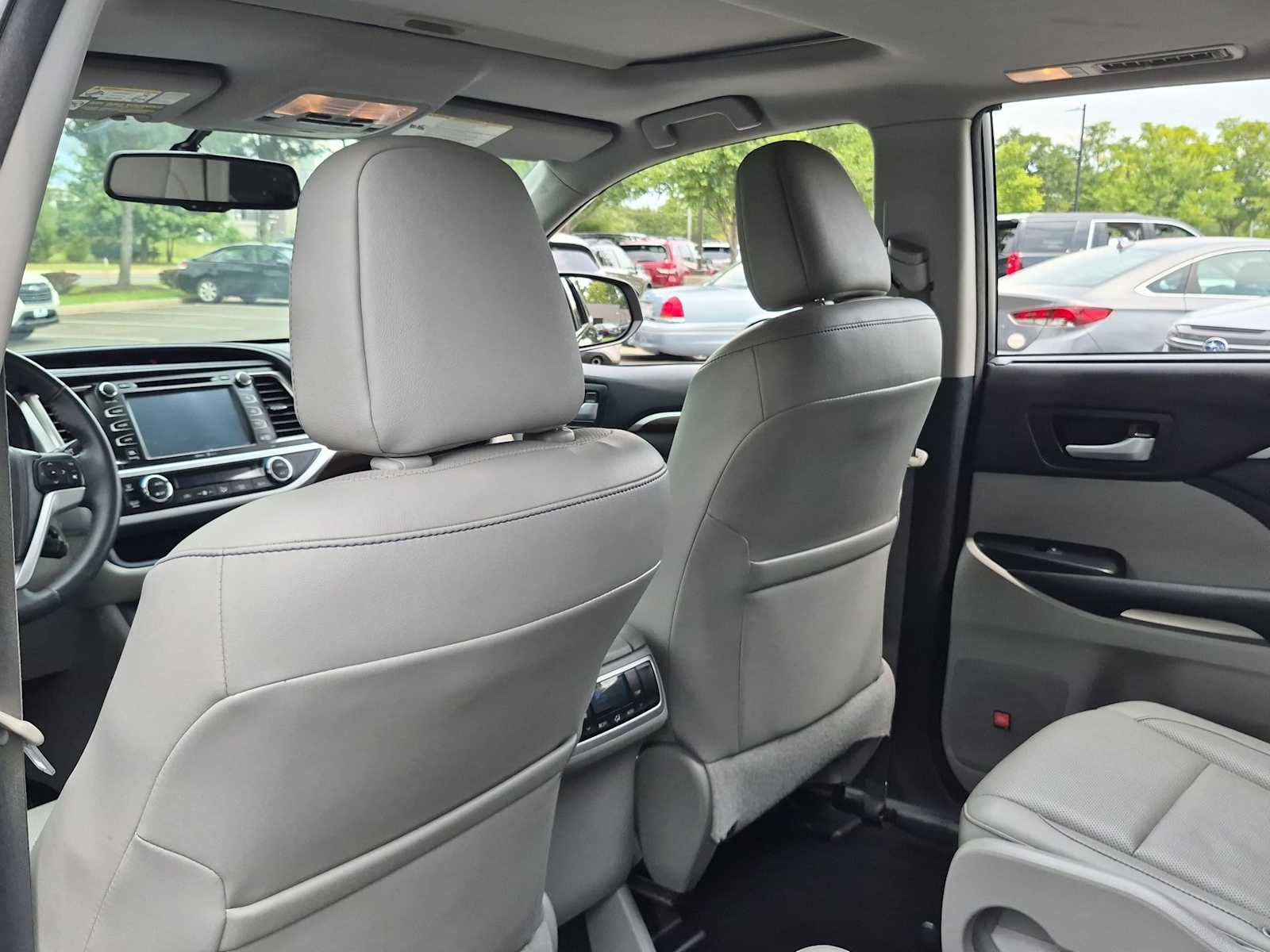 Used 2015 Toyota Highlander Limited AWD/4WD image 18