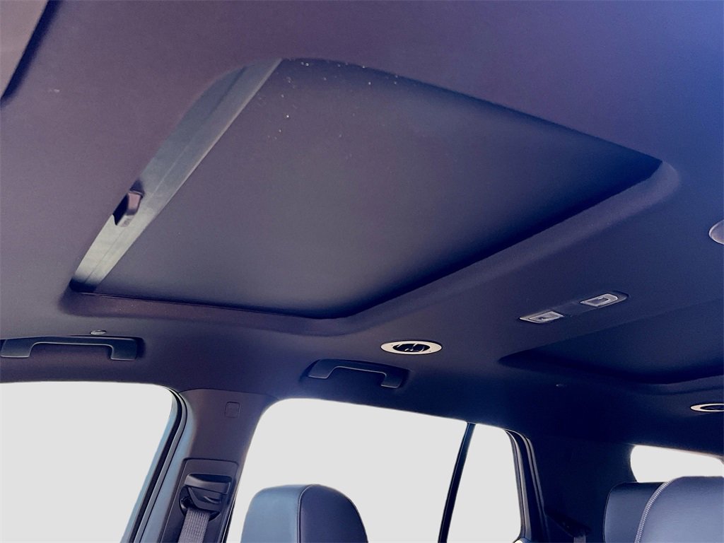 Used 2023 Chevrolet Traverse RS image 23