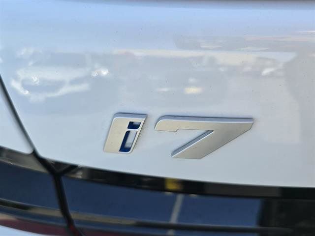 Used 2024 BMW i7 xDrive60 image 29