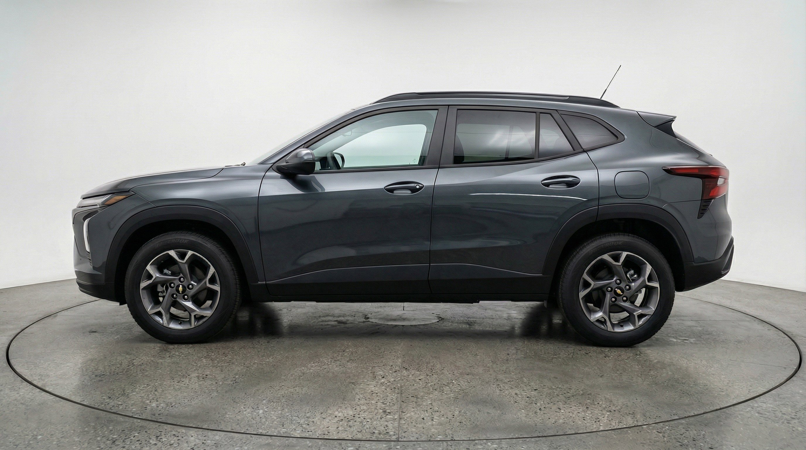 Used 2025 Chevrolet Trax LT w/ LT Convenience Package FWD image 5