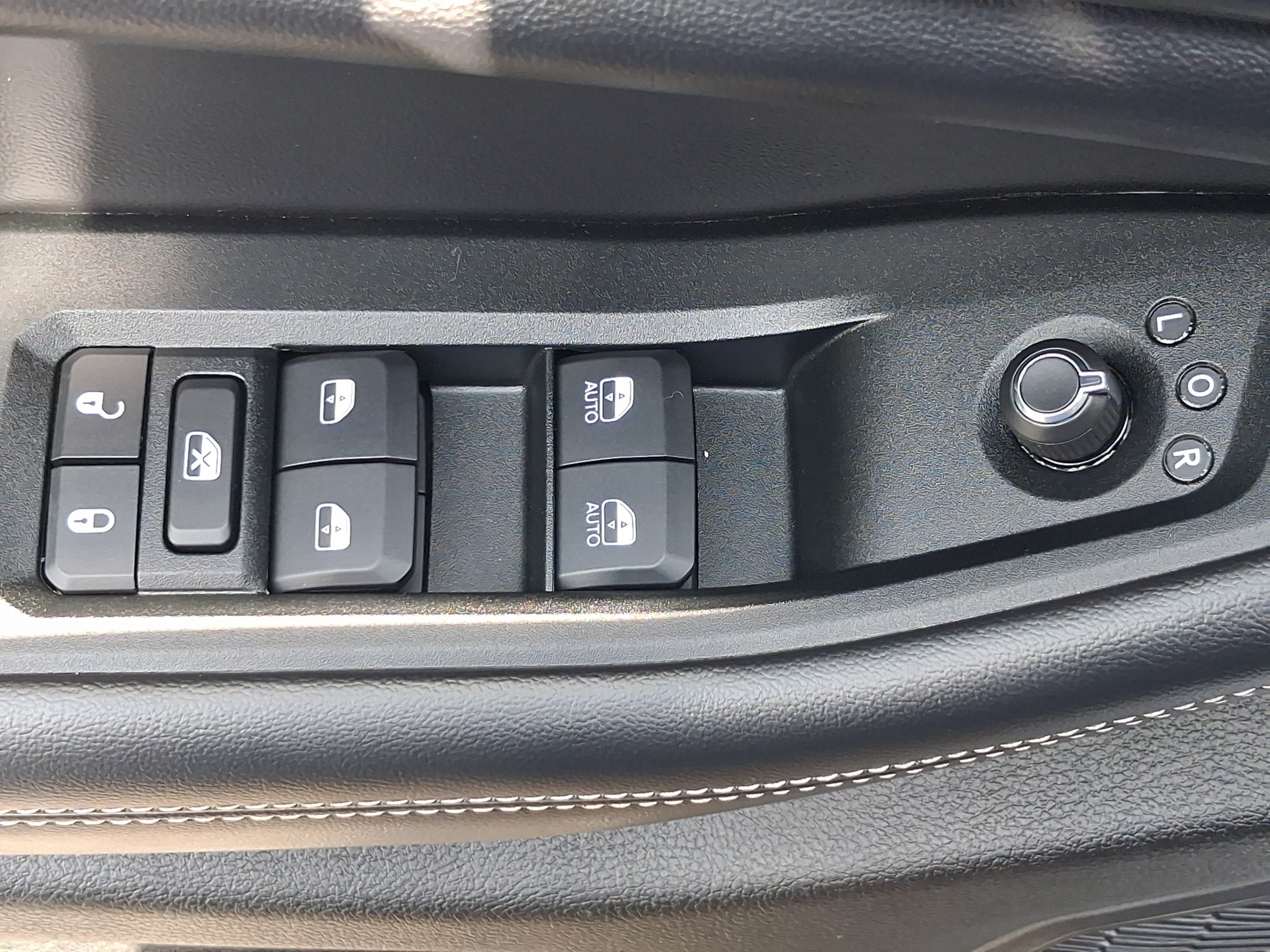 Used 2024 Jeep Grand Cherokee L Altitude RWD image 12