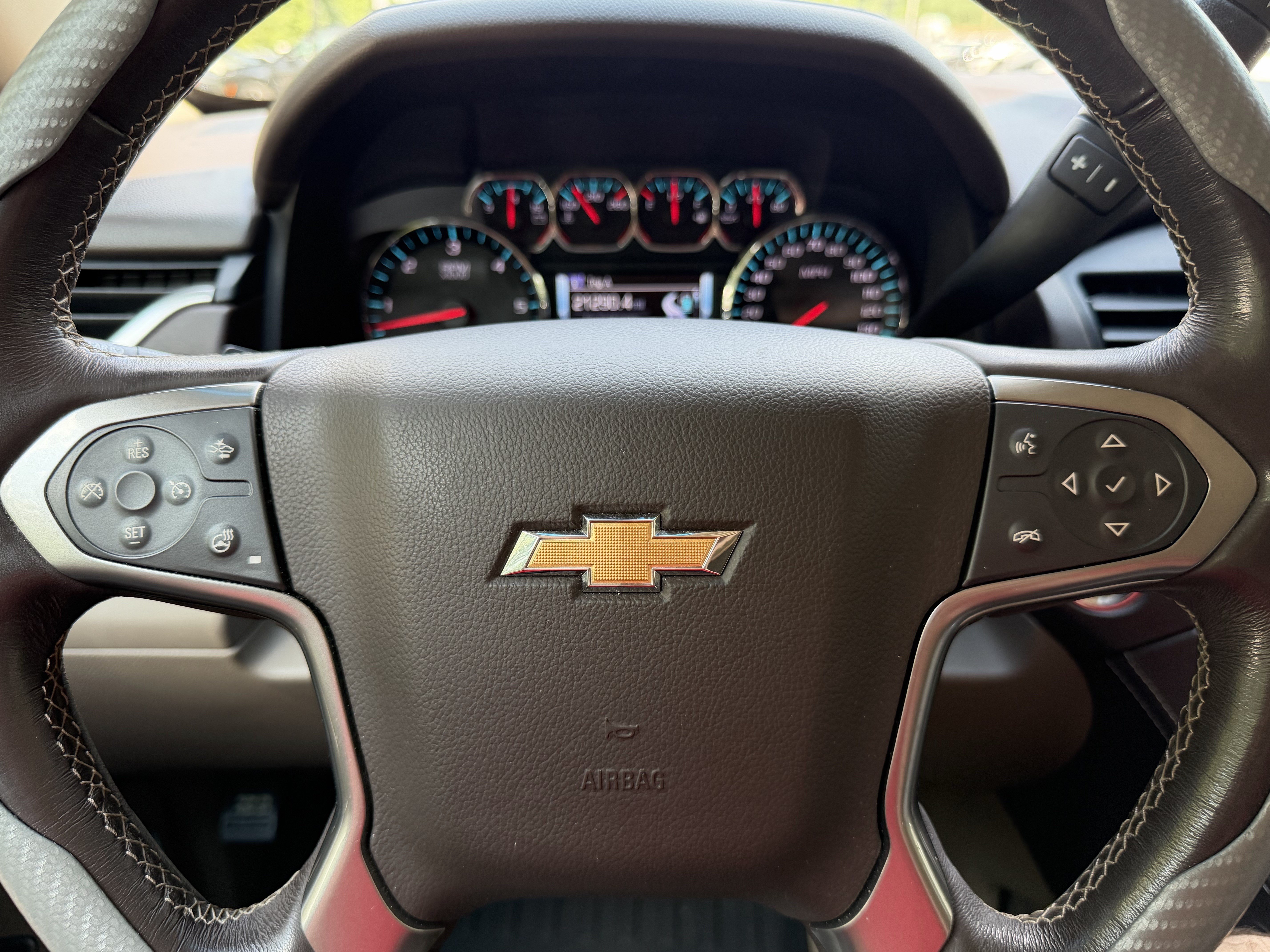 Used 2018 Chevrolet Tahoe LT w/ Luxury Package RWD image 11