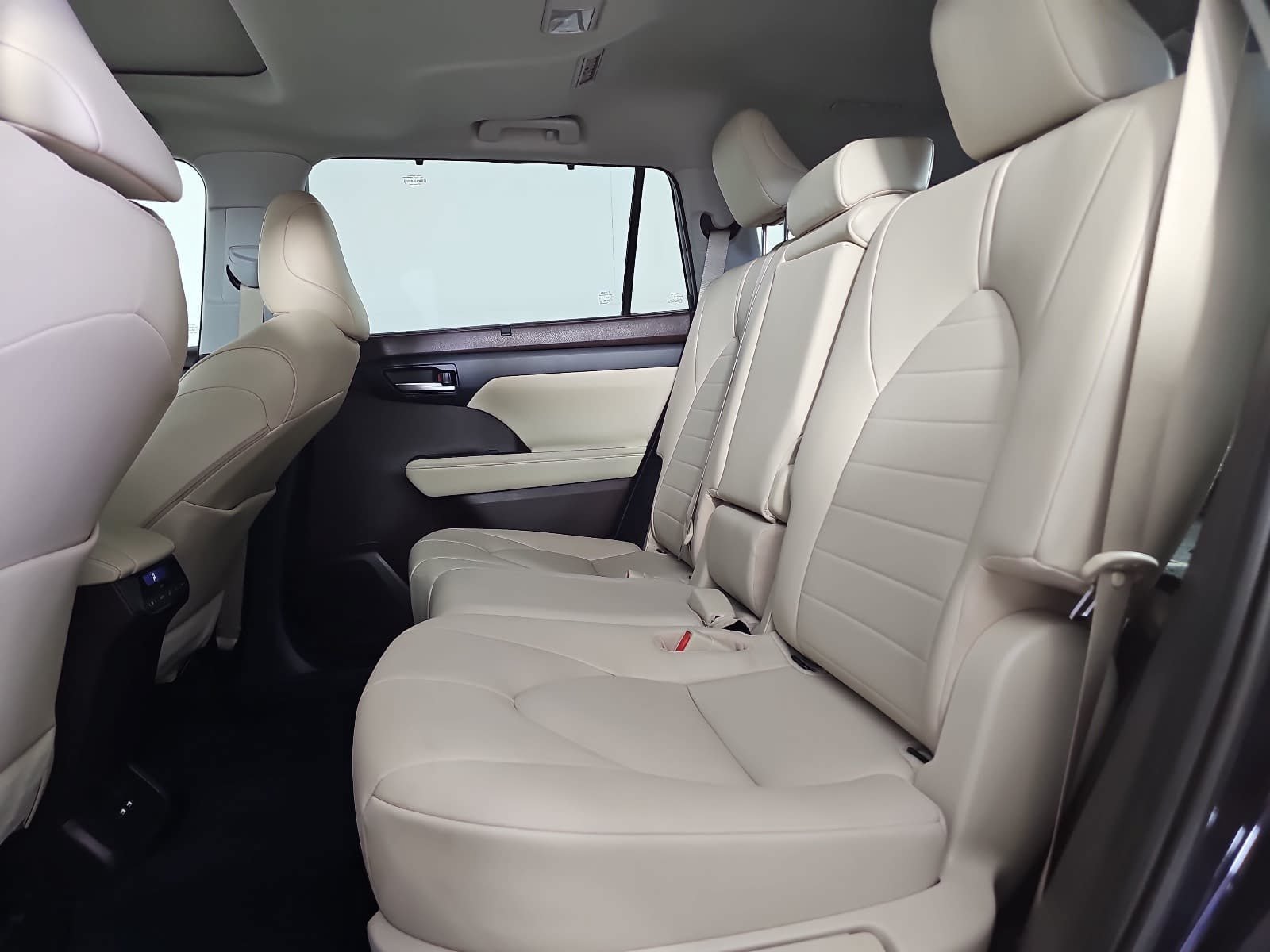 Used 2020 Toyota Highlander XLE AWD/4WD image 14
