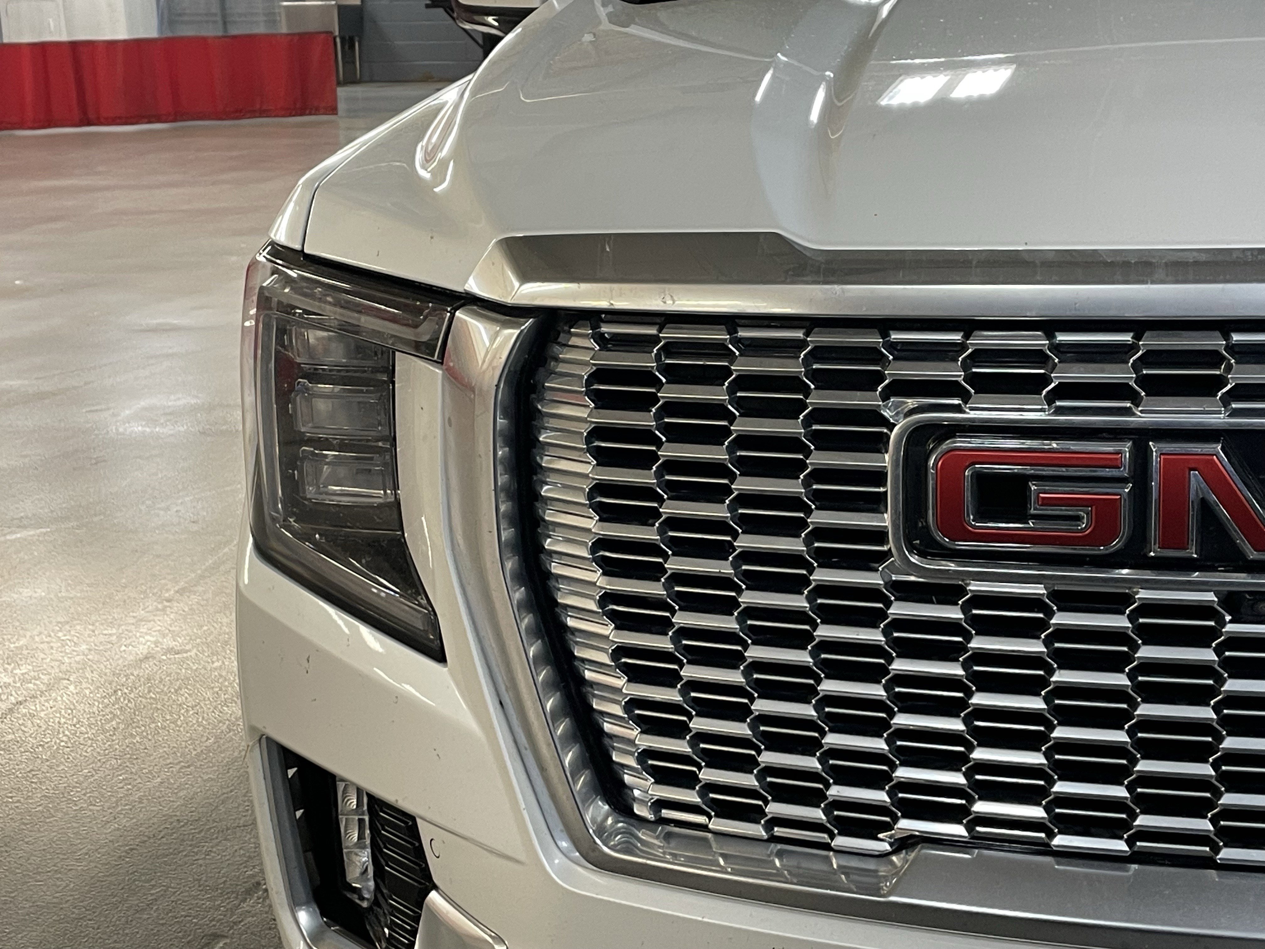 Used 2024 GMC Yukon Denali w/ Advanced Technology Package AWD/4WD image 5