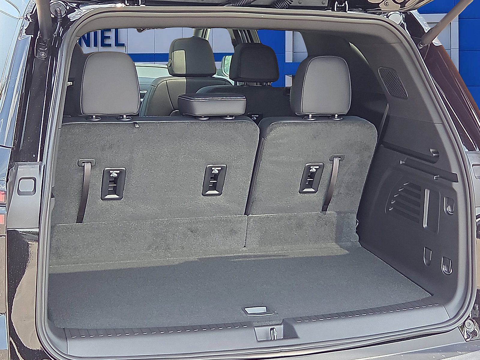 New 2027 Chevrolet Traverse LT w/ Sun and Wheel Package FWD image 8
