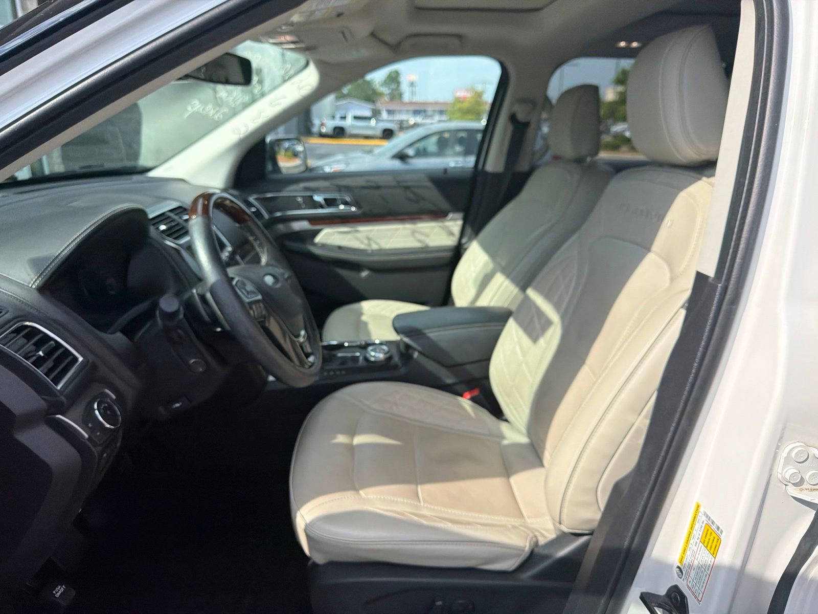 Used 2019 Ford Explorer Platinum AWD/4WD image 3