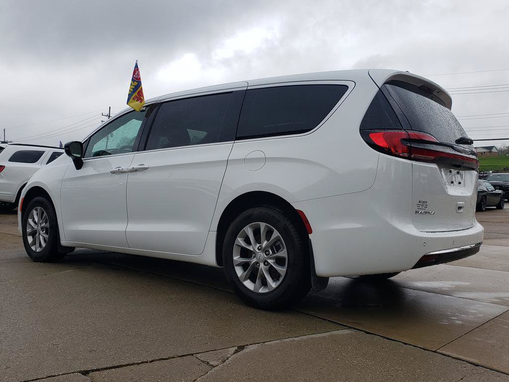 New 2026 Chrysler Pacifica Select AWD/4WD image 6
