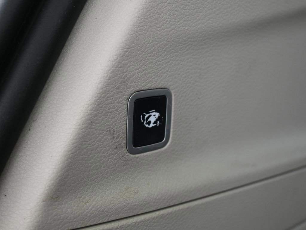 Used 2023 Chrysler Pacifica Touring-L image 37