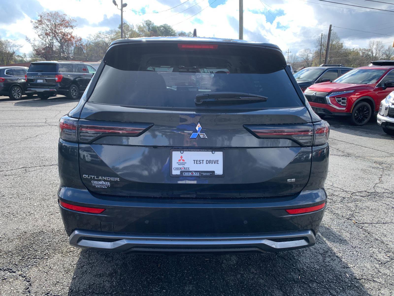 New 2025 Mitsubishi Outlander SE image 3