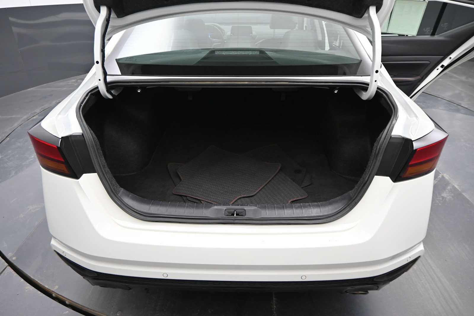 Used 2025 Nissan Altima 2.5 SR FWD image 14