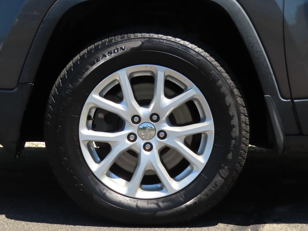 Used 2017 Jeep Cherokee Latitude w/ Comfort/Convenience Group AWD/4WD image 12