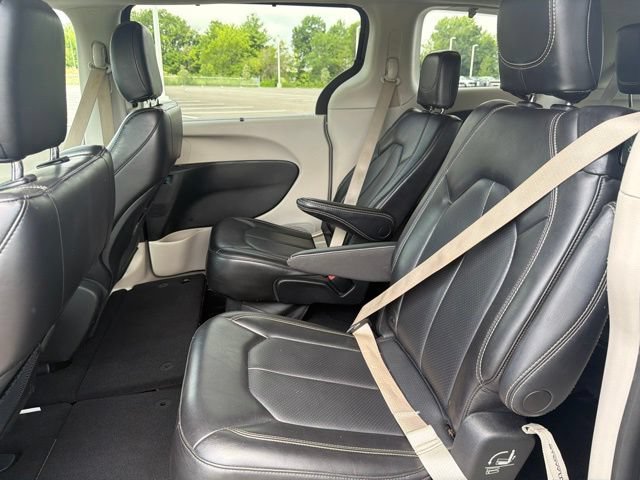 Used 2023 Chrysler Pacifica Touring-L FWD image 17