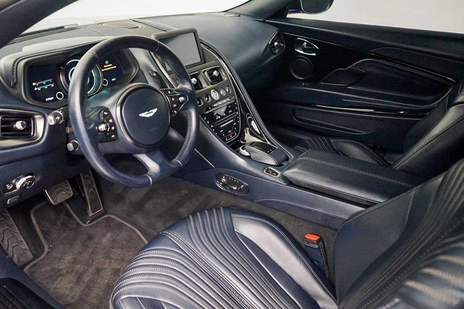 Used 2017 Aston Martin DB11 V12 RWD image 17