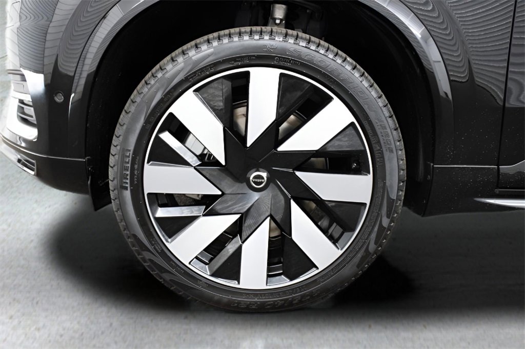 Certified 2025 Volvo XC90 T8 Plus image 4