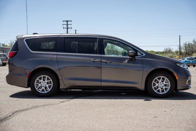 Used 2023 Chrysler Pacifica Touring-L FWD image 4