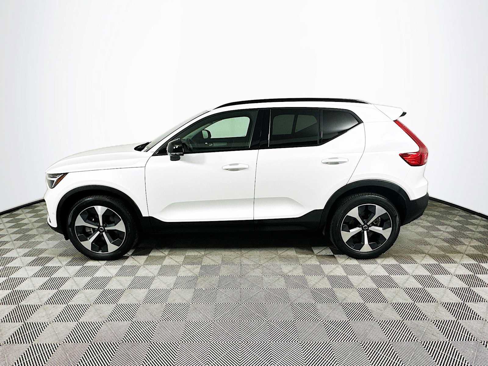 Used 2023 Volvo XC40 B5 Plus w/ Protection Package Premier AWD/4WD image 4