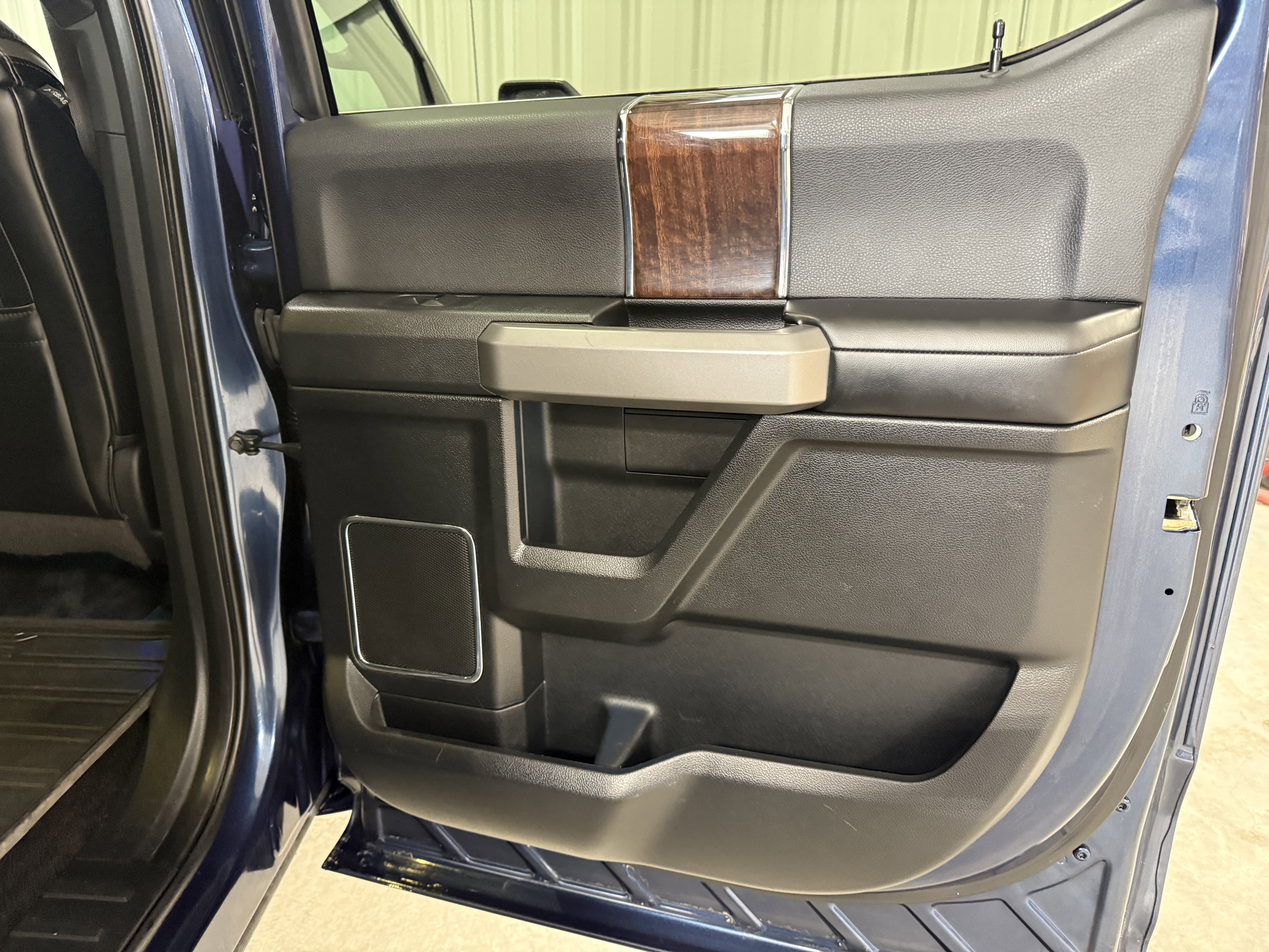 Used 2015 Ford F150 Platinum w/ Equipment Group 701A Luxury image 6