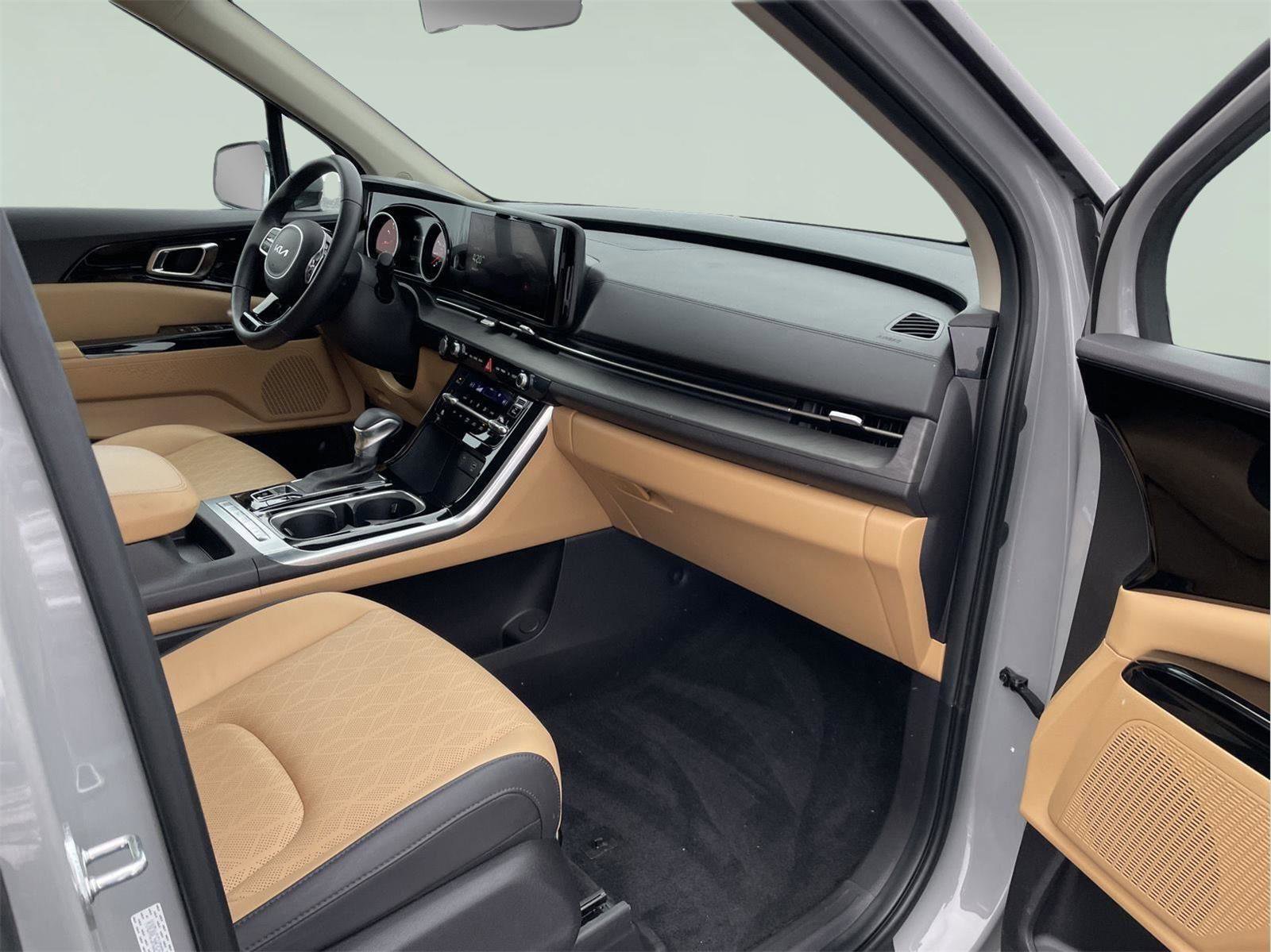 Used 2023 Kia Carnival EX image 23