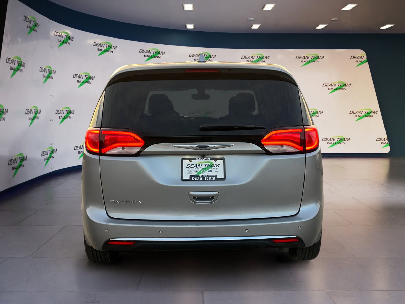 Used 2019 Chrysler Pacifica Touring Plus w/ Cold Weather Group image 7