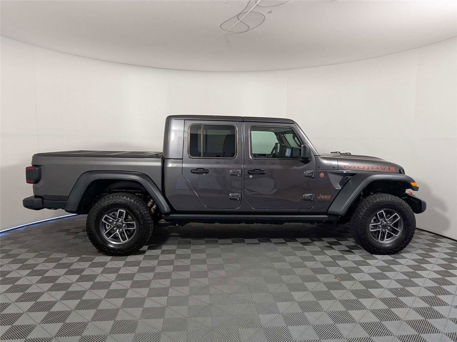 Used 2025 Jeep Gladiator Mojave w/ Convenience Group AWD/4WD image 4