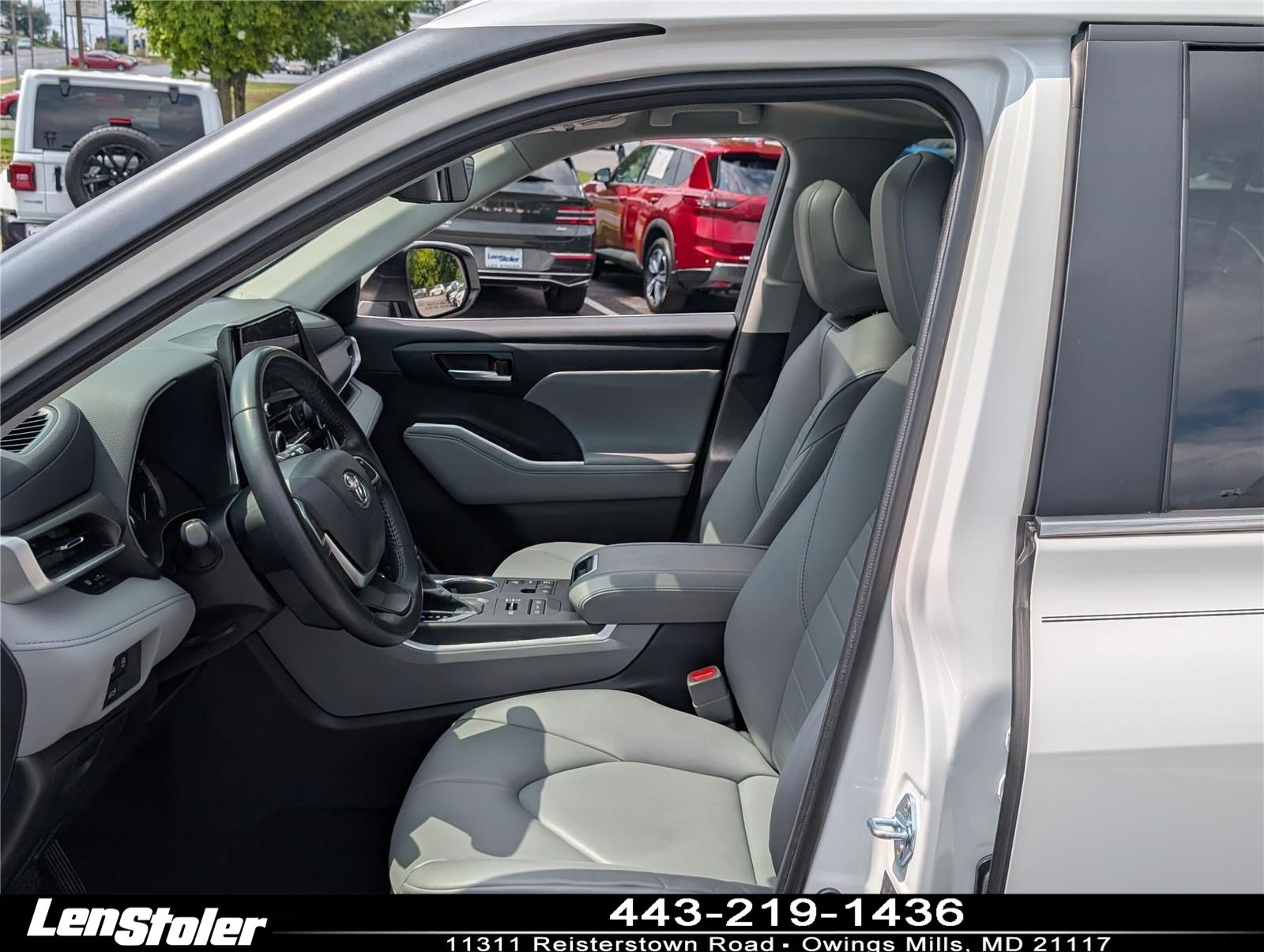 Used 2023 Toyota Highlander XLE AWD/4WD image 17