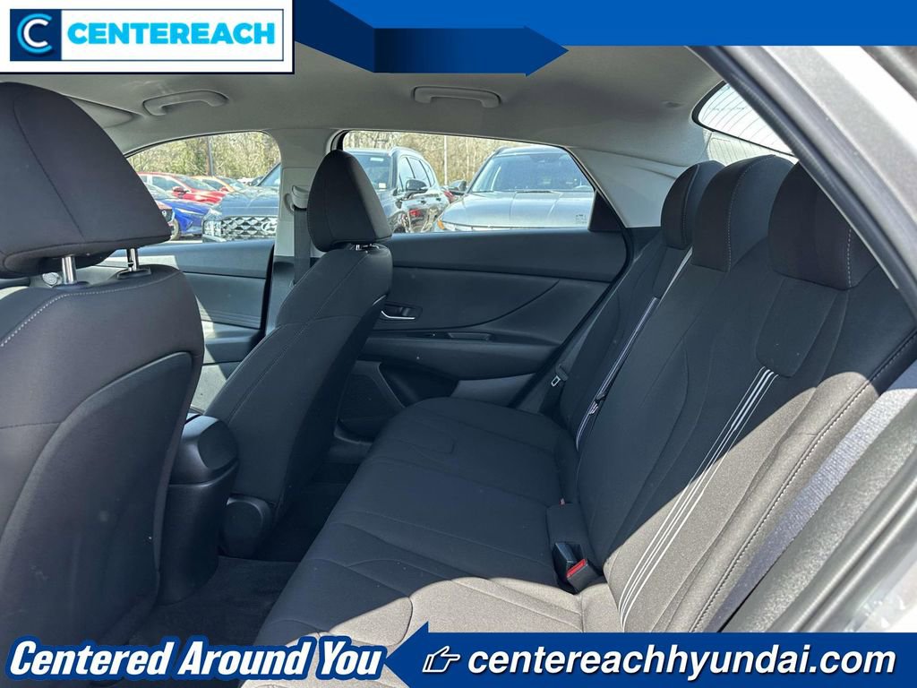Used 2023 Hyundai Elantra SEL w/ Preferred Accessory Package FWD image 9