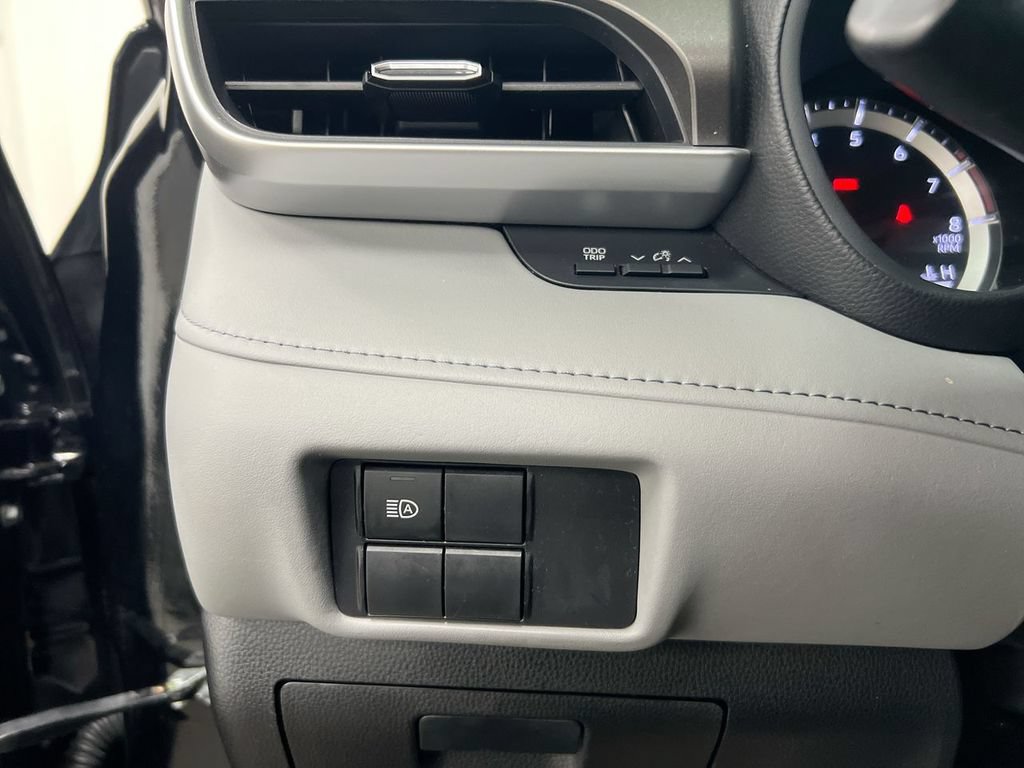 Used 2022 Toyota Highlander L FWD image 18