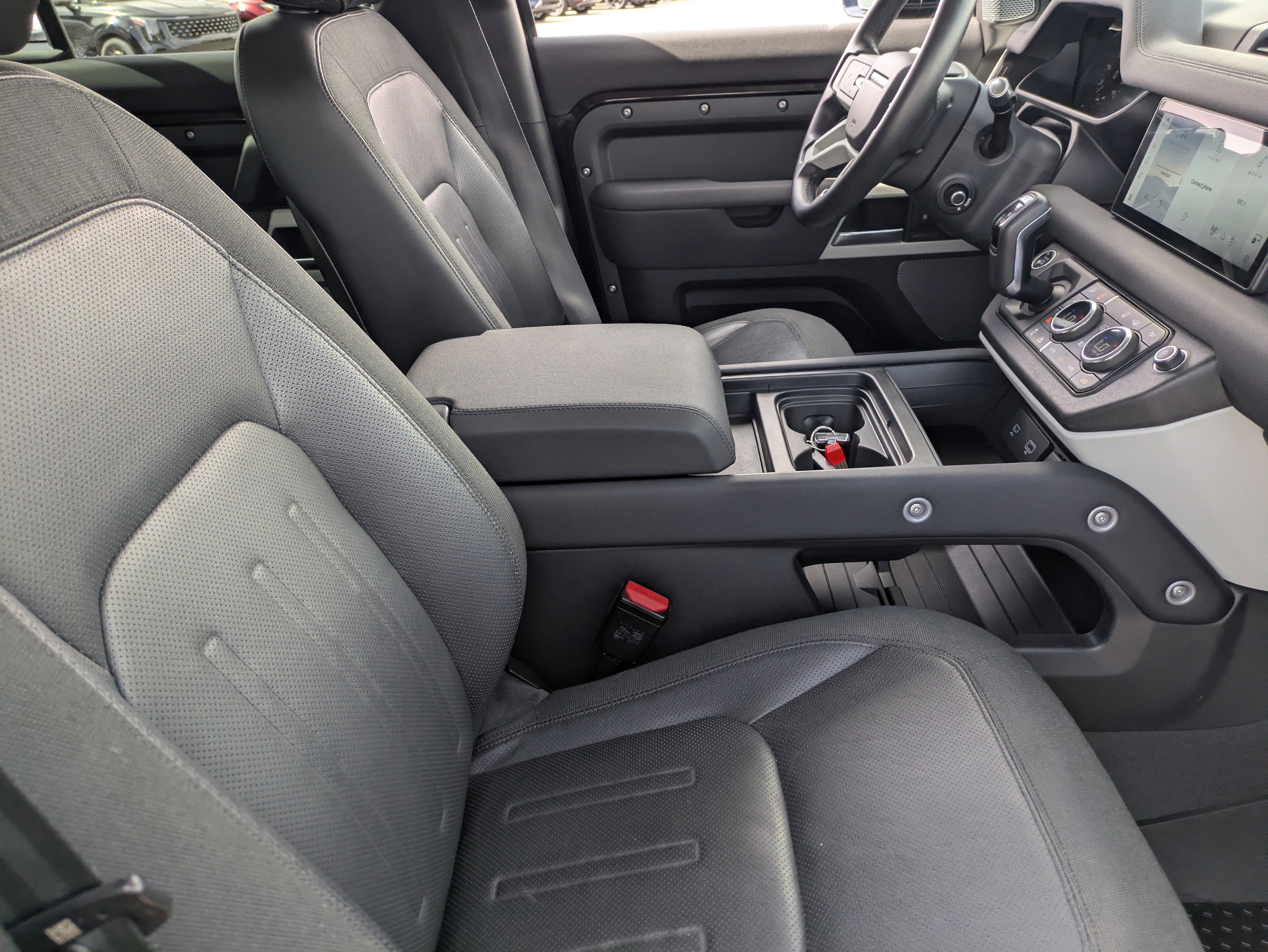 Used 2020 Land Rover Defender 110 SE image 12