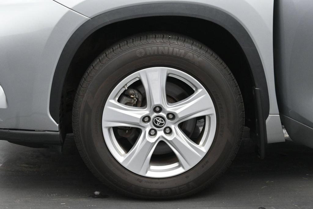 Used 2024 Toyota Highlander LE AWD/4WD image 29
