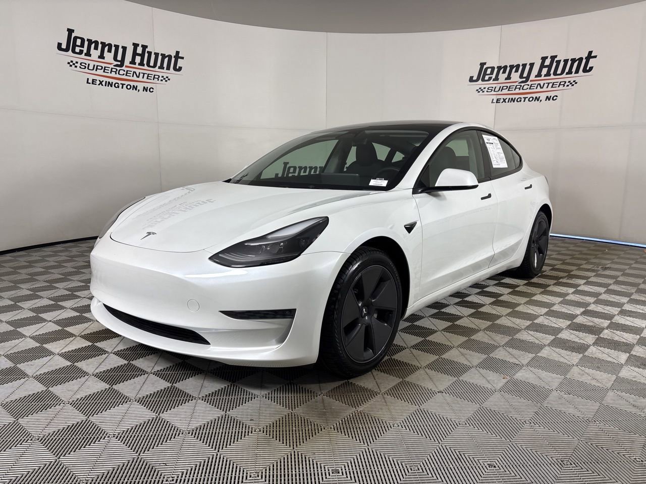 Used 2023 Tesla Model 3 Standard Range image 1