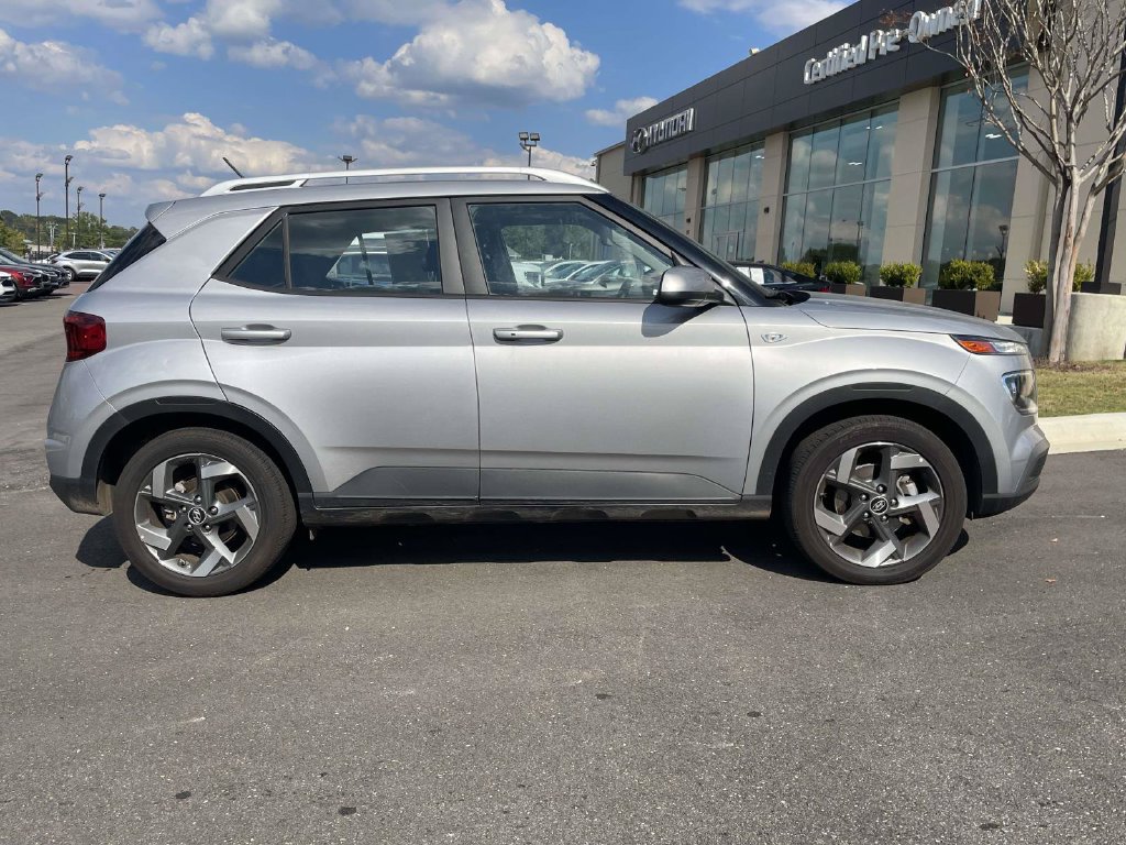 Used 2025 Hyundai Venue SEL FWD image 2