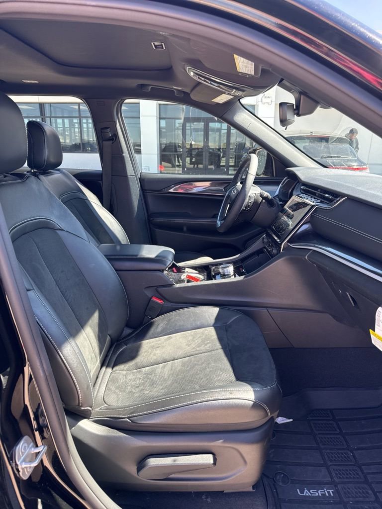 Used 2023 Jeep Grand Cherokee L Laredo image 9