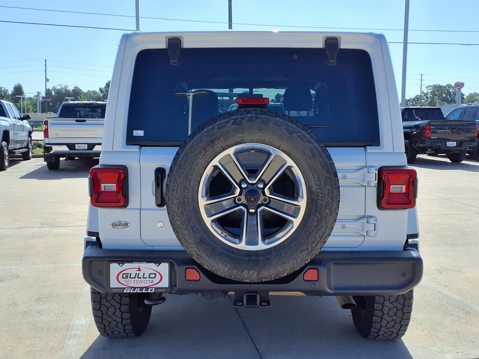 Used 2018 Jeep Wrangler Unlimited Sahara AWD/4WD image 7