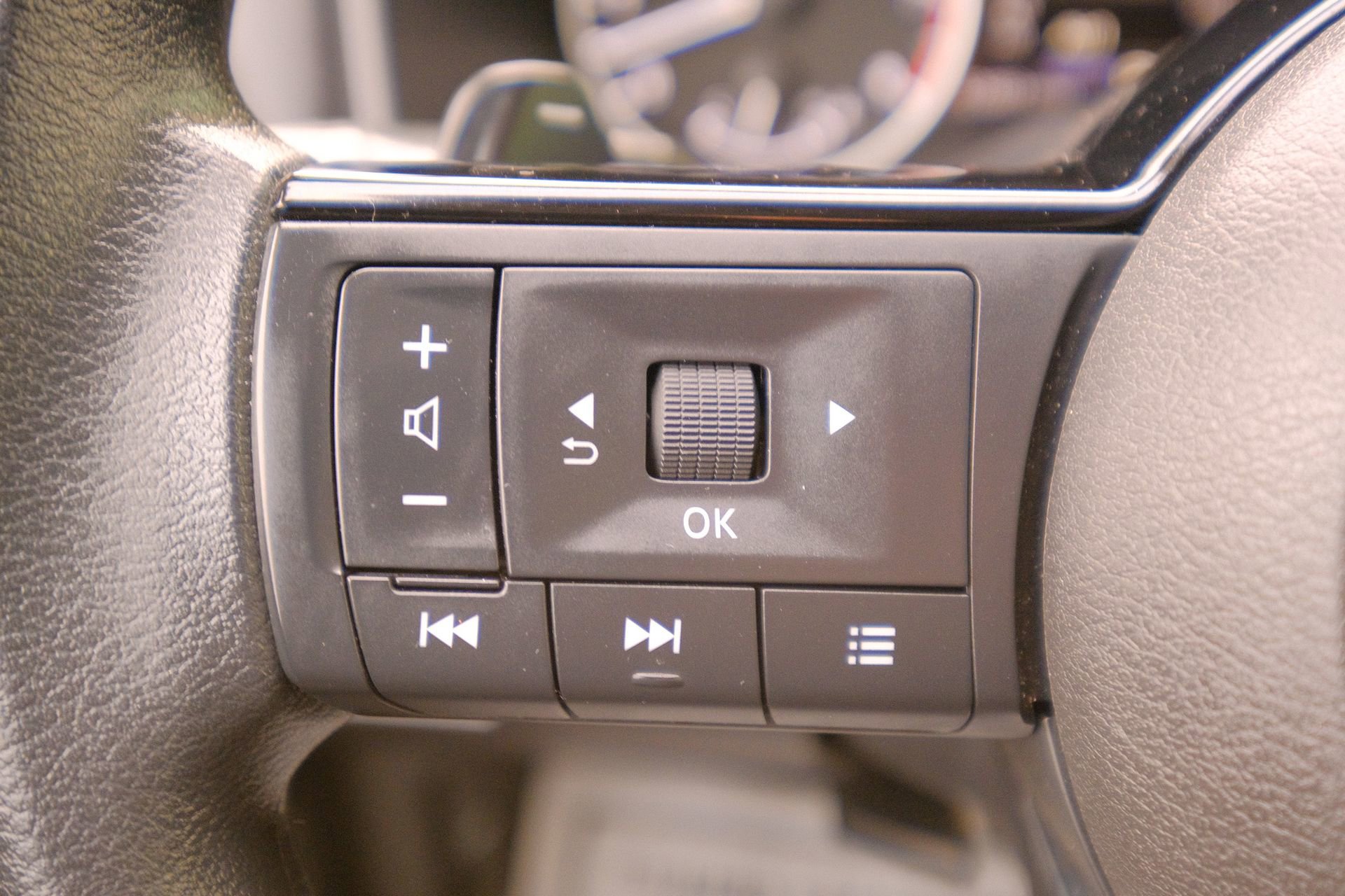 Used 2023 Nissan Rogue SV image 35