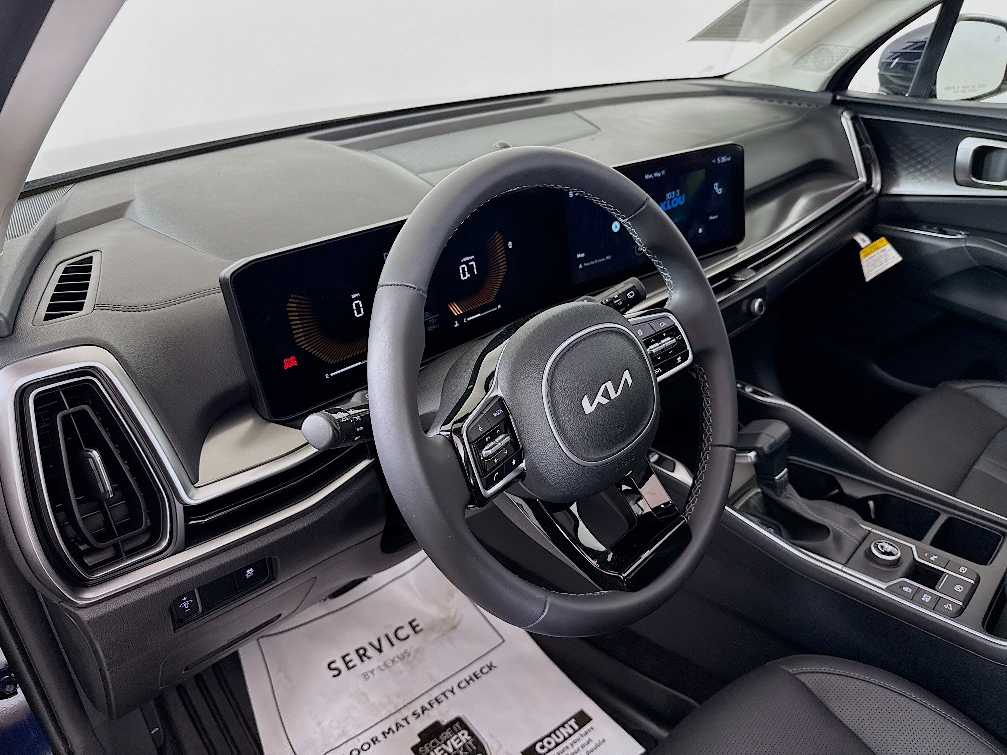Used 2025 Kia Sorento S w/ Panoramic Sunroof Package FWD image 9