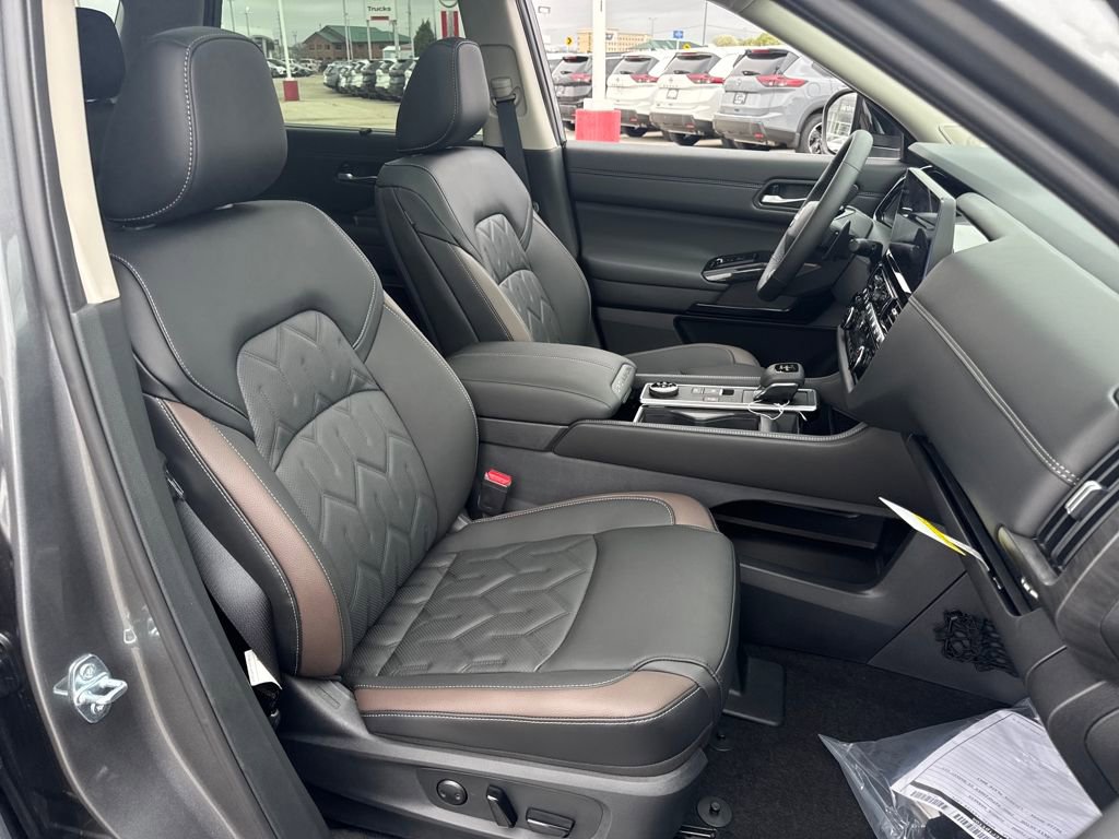 New 2026 Nissan Pathfinder Platinum image 14