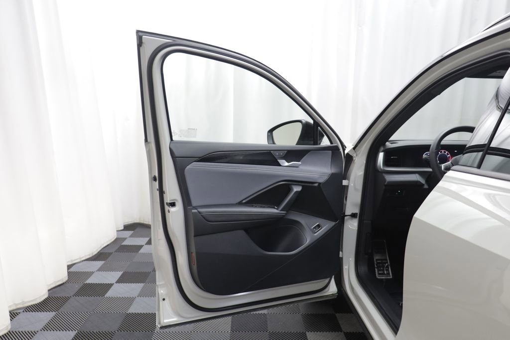 Used 2025 Volkswagen Tiguan SE R-Line AWD/4WD image 4