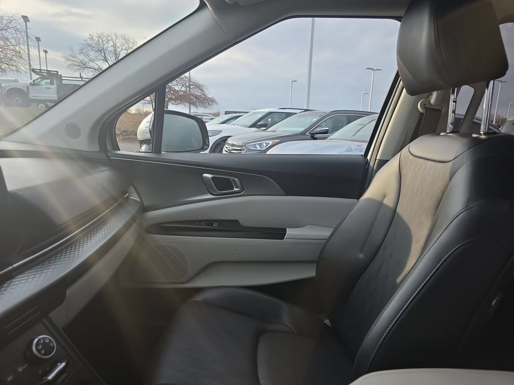 Used 2023 Kia Carnival LX FWD image 30